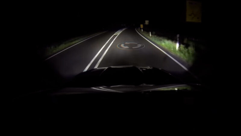 Автомобили Ford научились «рисовать» светом подсказки на дороге!