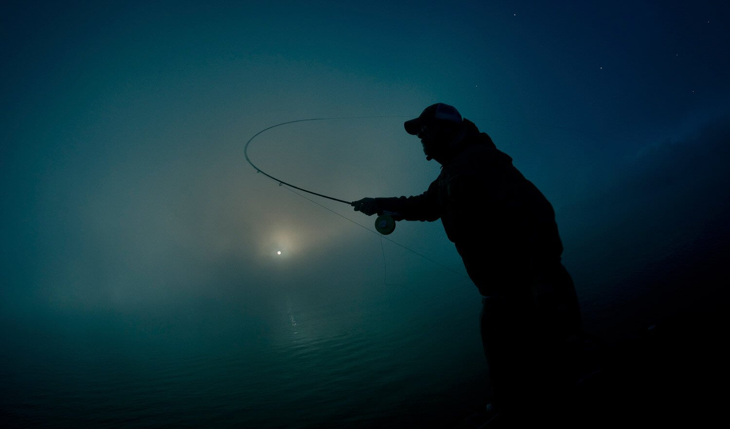Ловить рыбу ночью. Рыбак ночью. Ночная рыбалка. Ночная рыбалка рыба. Фон рыбалка.
