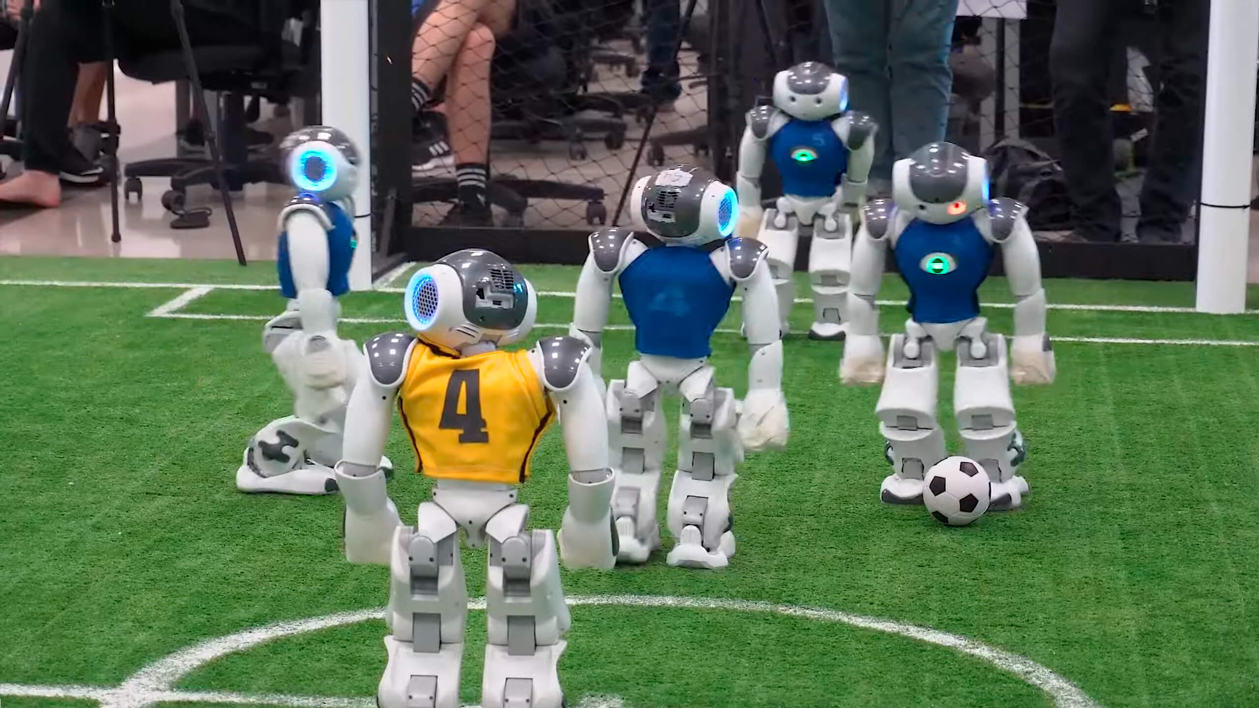 Роботы играют в футбол. Робофутбол. Команды робота. Футбол среди роботов.