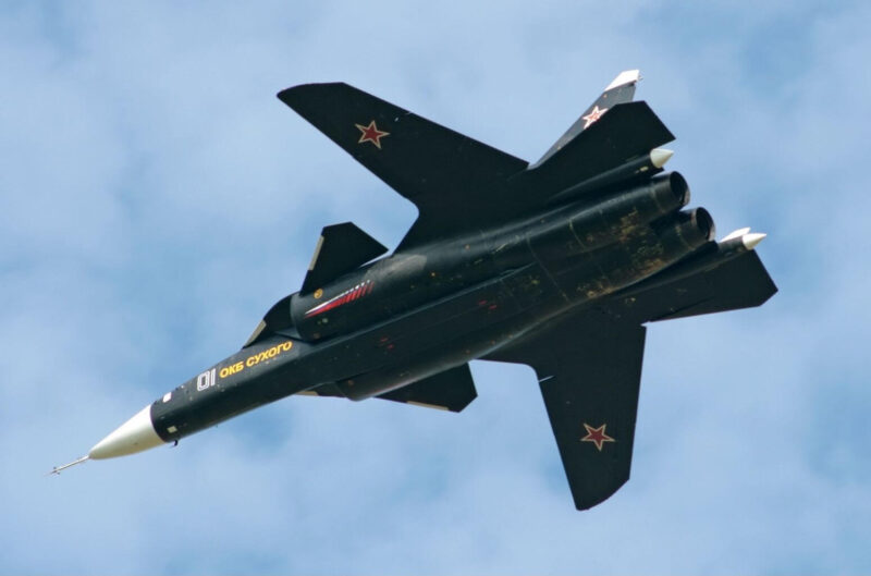 Су-47: Почему у этого российского истребителя крылья «вывернуты» вперед?