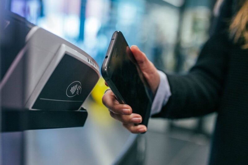 Платежный стикер Tinkoff Pay вернет бесконтактную оплату смартфоном