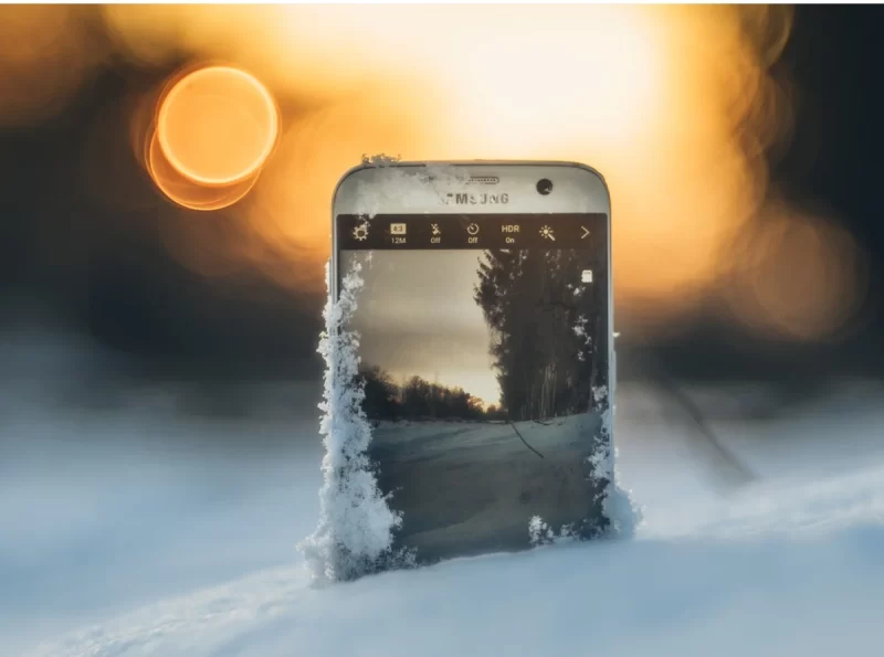 Смартфон упал в снег… Что делать?