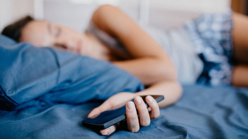 Почему не стоит спать с телефоном под подушкой?