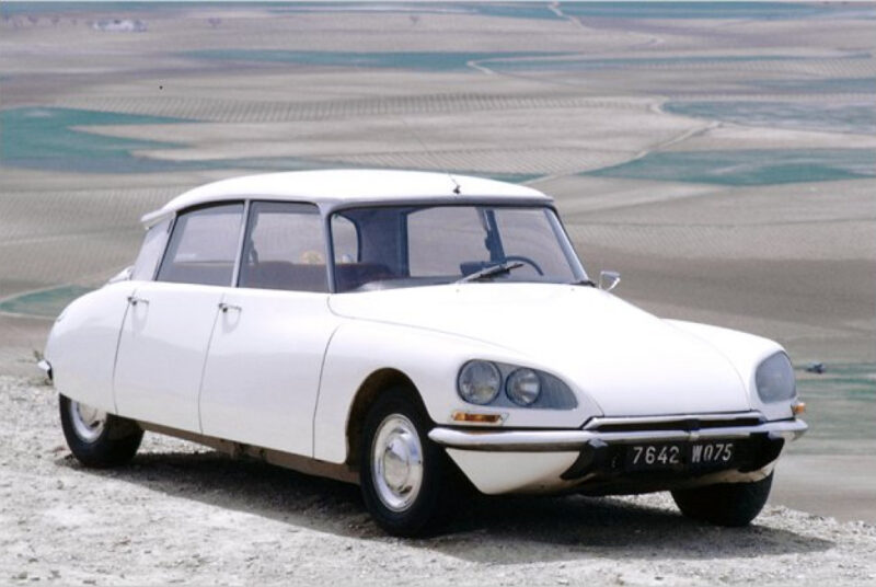 Citroen DS (автомобиль Фантомаса) был беспилотным, и это в 60-х годах прошлого века!