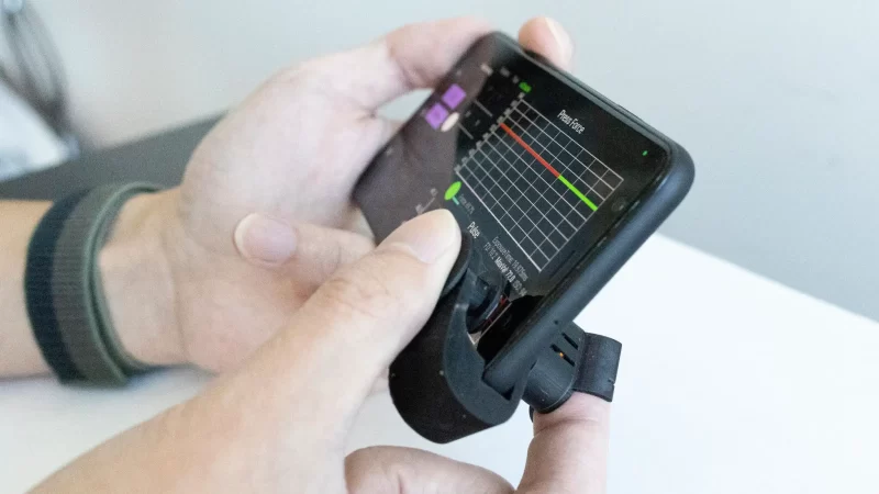 Прорыв в здравоохранении: уникальный гаджет для измерения кровяного давления через смартфон