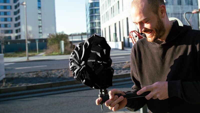 Немецкий стартап Inflabi разработал компактный надувной велосипедный шлем