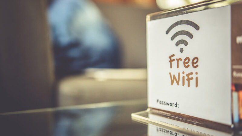 Насколько опасным может быть бесплатный Wi-Fi?