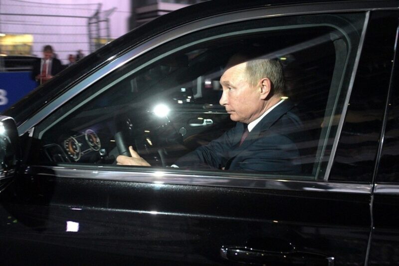 Путин пересаживает чиновников на российские автомобили