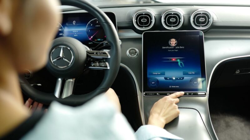 Mercedes-Benz запустил оплату отпечатком пальца