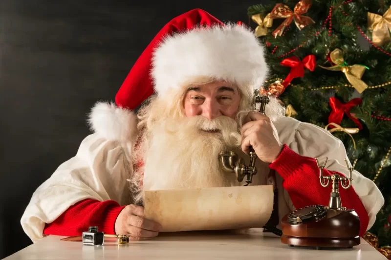 Дед Мороз принимает звонки на горячей линии до 29 декабря