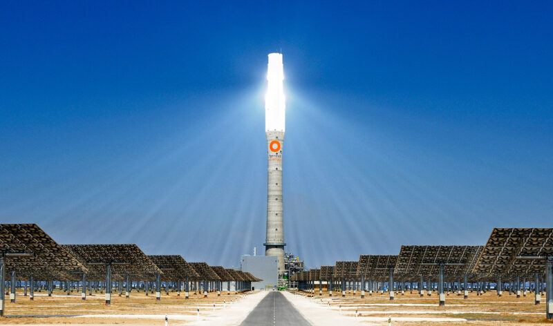 Новая солнечная башня работает круглосуточно и выдает в 2 раза больше энергии