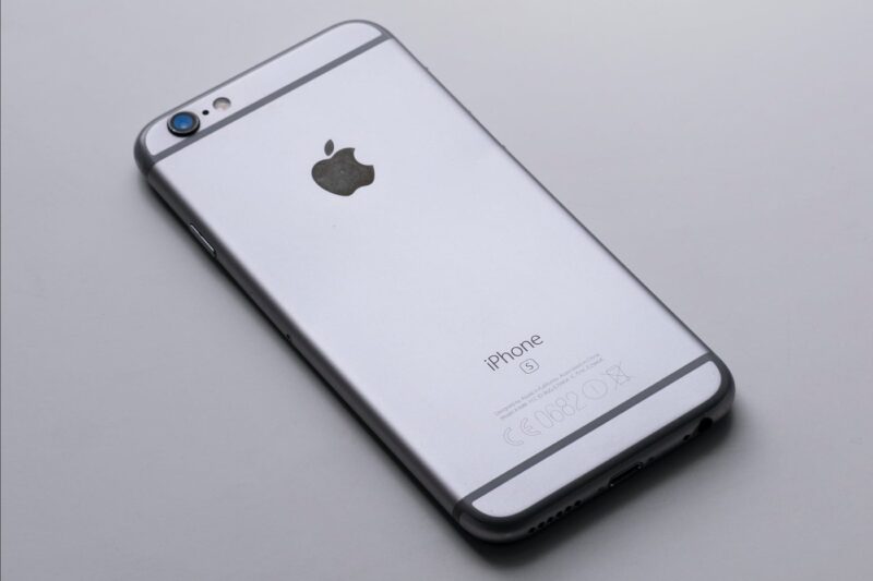 Apple, замедлявшая iPhone, начала выплачивать компенсации