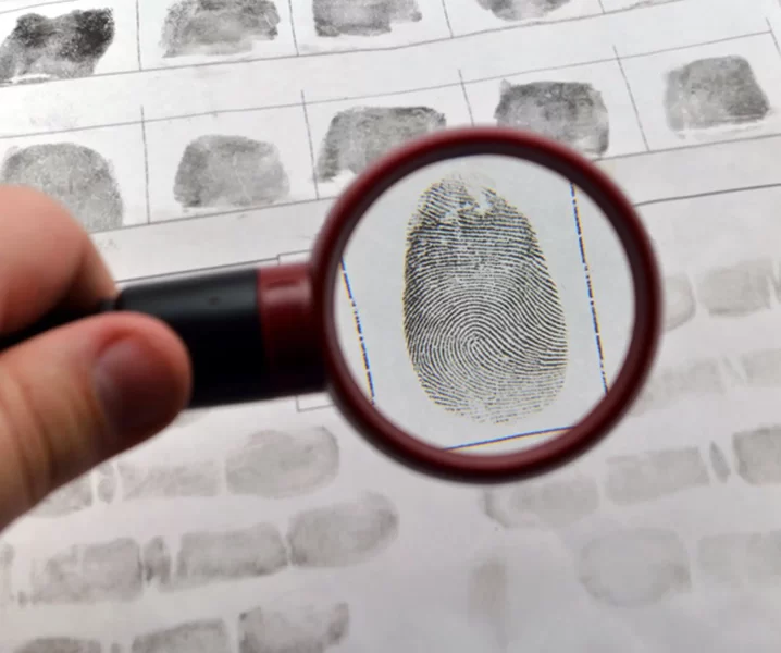 Криминалистика взорвана утверждением, что отпечатки разных пальцев одного человека не уникальны