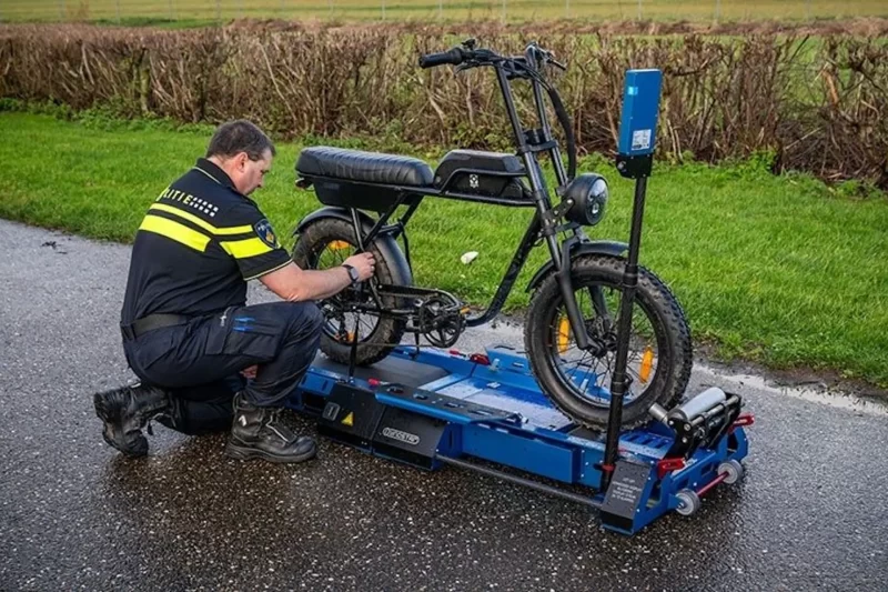 Голландская полиция получила мобильные испытательные станции для определения максимальной скорости электробайков