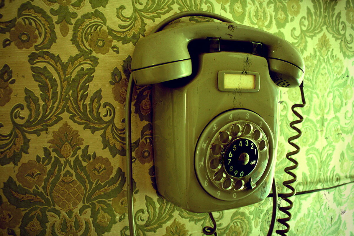Где найти старый телефон. Старинный телефонный аппарат. Старый телефон. Телефонный аппарат ретро. Ретро телефон.