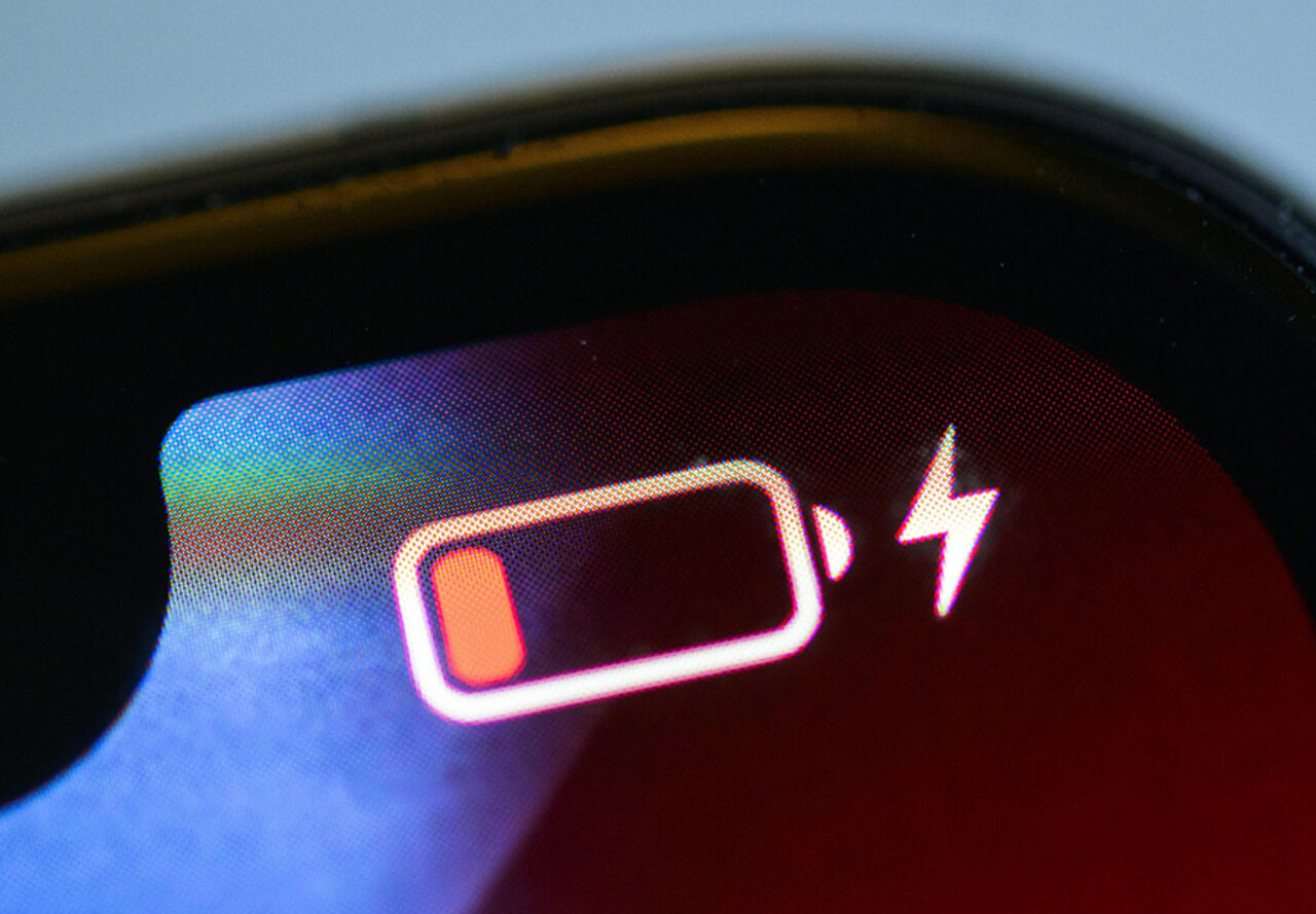 VoltSchemer: хакеры могут сжигать смартфоны беспроводной зарядкой