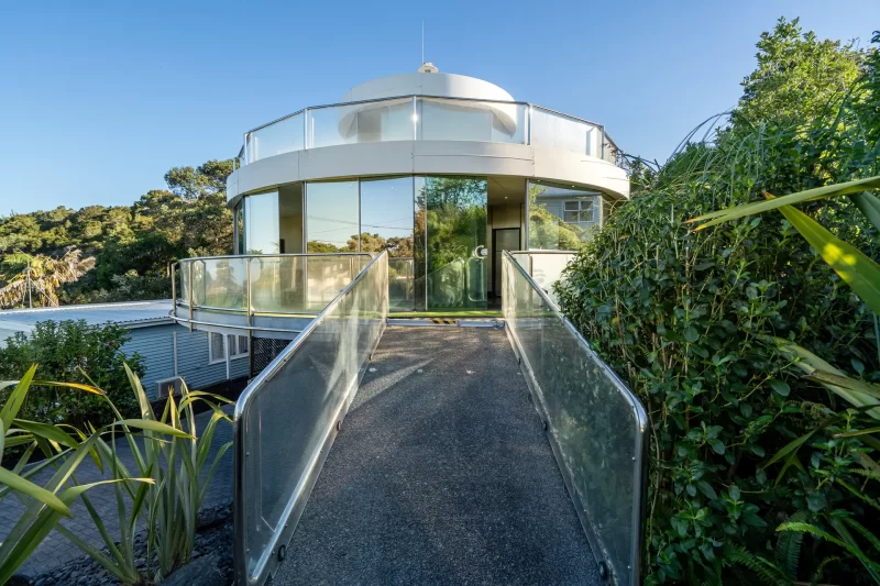 Энтузиаст построил вращающийся на 360 градусов стеклянный дом