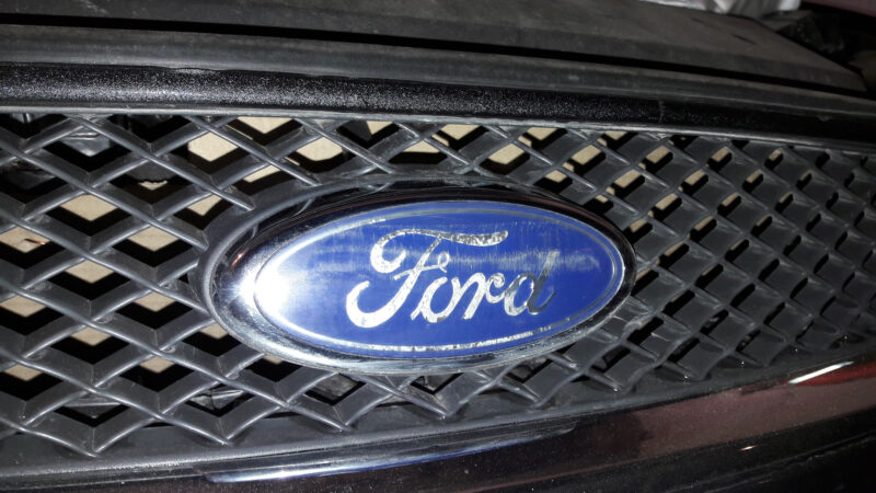 Ford получила патент на выдвижные столы в авто