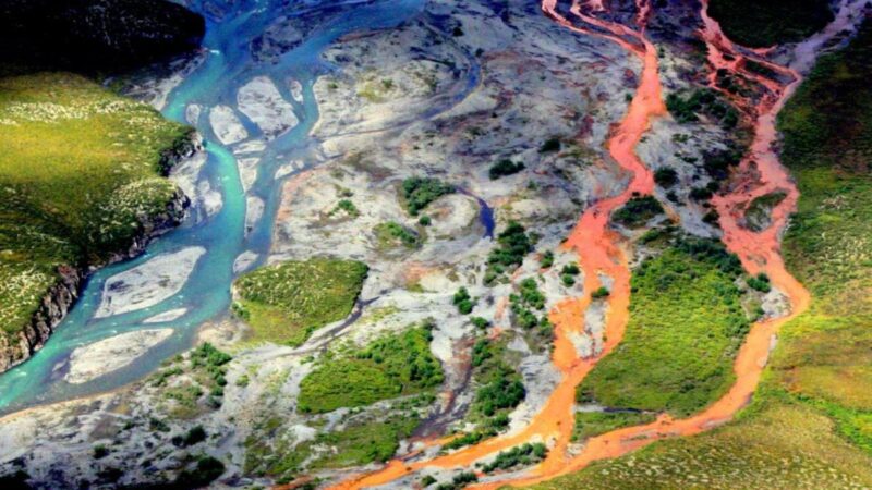Таяние вечной мерзлоты окрасило реки Аляски в оранжевый цвет